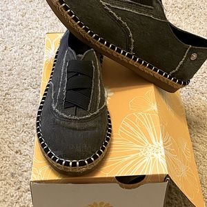 Yellow box casual shoes